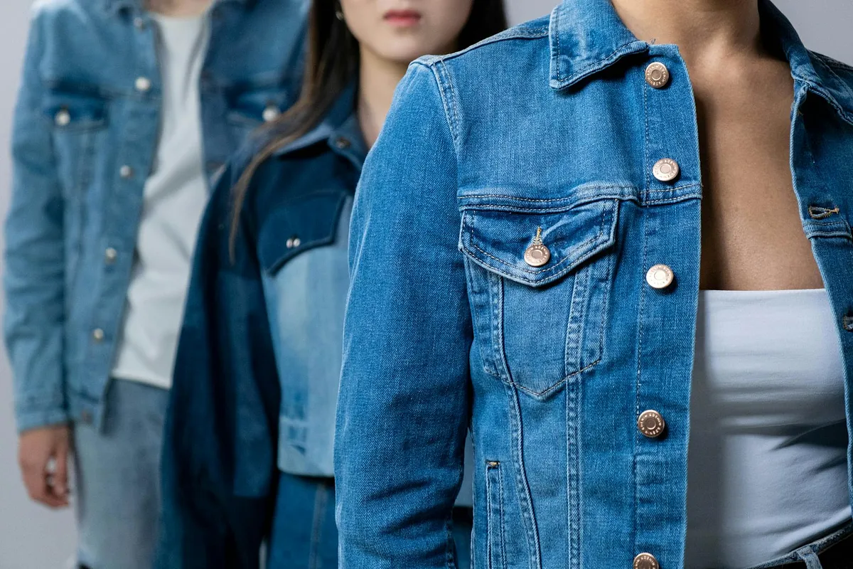 Chanel brengt ode aan denim met nieuwe make-upcollectie
