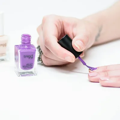 Dua Lipa draagt dé nageltrend van het moment