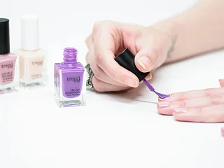 Dua Lipa draagt dé nageltrend van het moment