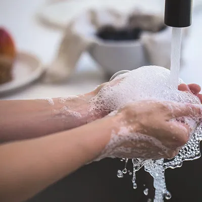 Droge huid door handen wassen: oorzaken en oplossingen