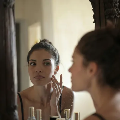 Bultjes op gezicht weghalen: oorzaken, behandelingen en tips