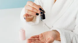 Pigmentvlekken op handen: oorzaken, behandeling en preventie