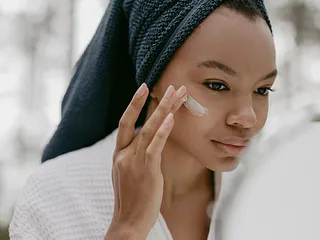 Waarom wallen in de ochtend? 7 oorzaken en wat echt helpt