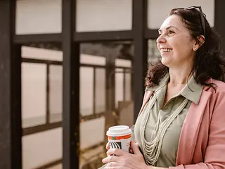 Opvliegers na de overgang: waarom ze aanhouden en wat echt helpt