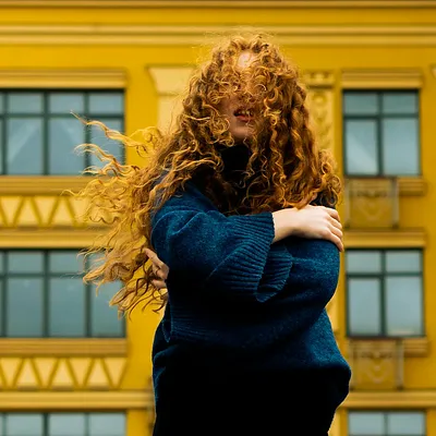 Krullend haar verzorgen: producten, technieken en tips