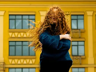 Krullend haar verzorgen: producten, technieken en tips