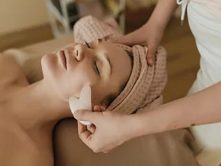 Gua sha voor beginners: techniek, voordelen en tips