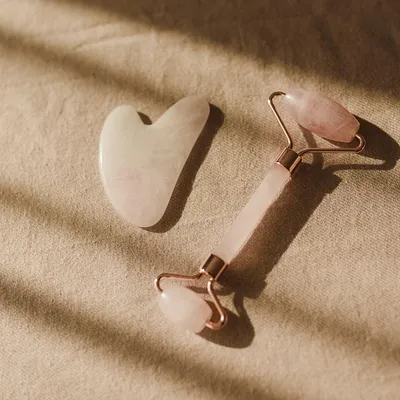 Jade roller vs gua sha: wat werkt beter voor je huid?