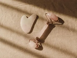 Jade roller vs gua sha: wat werkt beter voor je huid?