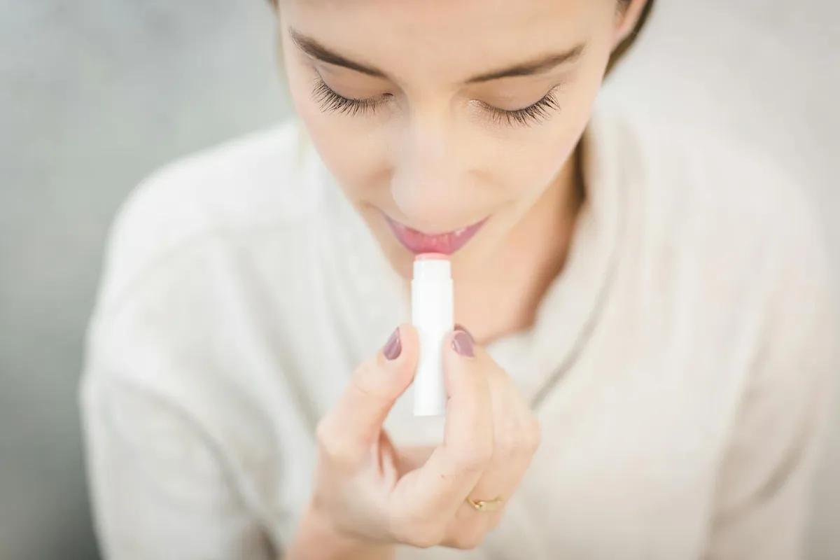 Droge lippen in de zomer: oorzaken, tips en de beste lipbalsems