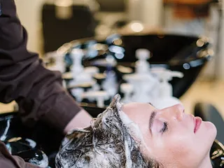 Jeukende hoofdhuid en haaruitval bij vrouwen: oorzaken en oplossingen