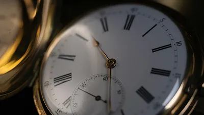 Gaite Jansen onthult luxe fashionwens: een gouden Cartier‑horloge