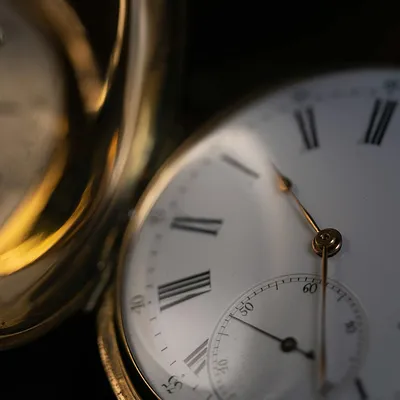 Gaite Jansen onthult luxe fashionwens: een gouden Cartier‑horloge