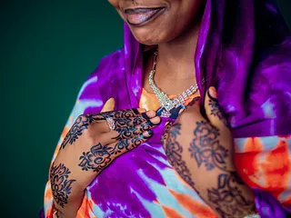 Henna uit kleding wassen: dit werkt echt (en dit niet)