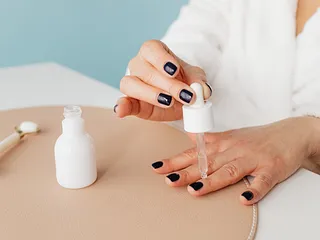 Bovenste laag nagel beschadigd: oorzaken, herstel en voorkomen