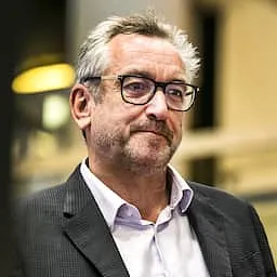 Ex‑NRC‑hoofdredacteur geschorst na AI‑verzonnen citaten