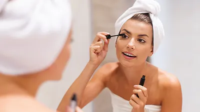 EU-wetenschappers waarschuwen: wimperserums kunnen gevaarlijk zijn