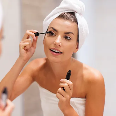 EU-wetenschappers waarschuwen: wimperserums kunnen gevaarlijk zijn