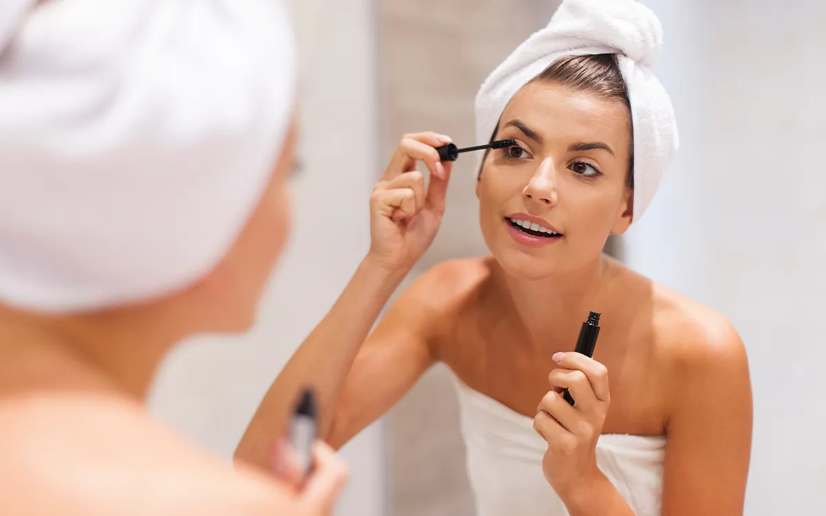 EU-wetenschappers waarschuwen: wimperserums kunnen gevaarlijk zijn