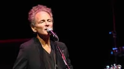 Vrouw van 55 jaar gearresteerd na jarenlange stalking van Lindsey Buckingham