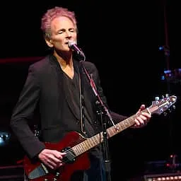 Vrouw van 55 jaar gearresteerd na jarenlange stalking van Lindsey Buckingham