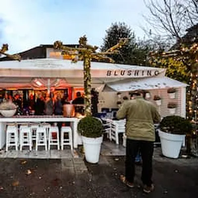 Gordon Heuckeroth verkoopt Blushing Blaricum en focust op zang en media