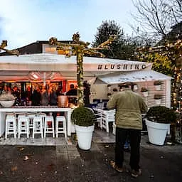 Gordon Heuckeroth verkoopt Blushing Blaricum en focust op zang en media