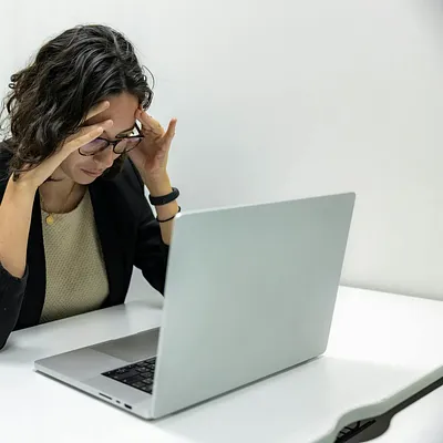Stresssignalen: kaakklemmen, haaruitval en meer