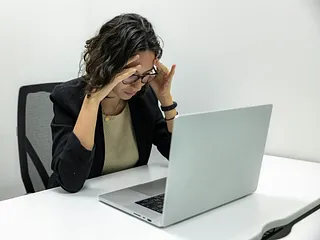 Stresssignalen: kaakklemmen, haaruitval en meer