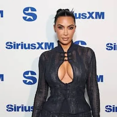 Kim Kardashian bevestigt geruchten over relatie met Lewis Hamilton met Instagram‑foto’s