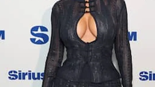 Kim Kardashian bevestigt geruchten over relatie met Lewis Hamilton met Instagram‑foto’s