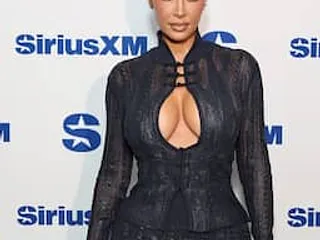Kim Kardashian bevestigt geruchten over relatie met Lewis Hamilton met Instagram‑foto’s