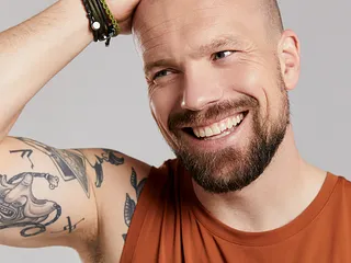 Dai Carter waarschuwt: emotionele onderdrukking kost je gezondheid