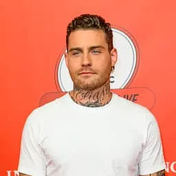 Douwe Bob beloont tip met €2.000 voor teruggebrachte gitaar