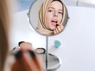 Deze schminkfout maakt je 10 jaar ouder, fix het nu!