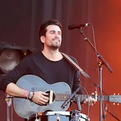 Dotan verwelkomt dochter Yael Louise: een nieuw hoofdstuk voor de singer‑songwriter