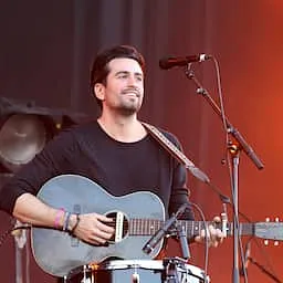Dotan verwelkomt dochter Yael Louise: een nieuw hoofdstuk voor de singer‑songwriter
