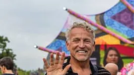 Gordon voegt trouwambtenaar toe aan zijn veelzijdige carrière