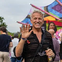 Gordon voegt trouwambtenaar toe aan zijn veelzijdige carrière