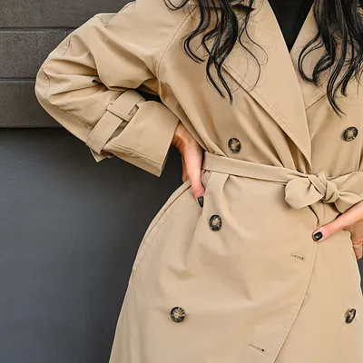 Waarom je trenchcoat metalen ringen heeft – de praktische geschiedenis achter de hippe details