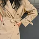 Waarom je trenchcoat metalen ringen heeft – de praktische geschiedenis achter de hippe details