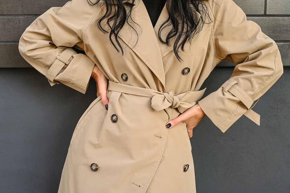 Waarom je trenchcoat metalen ringen heeft – de praktische geschiedenis achter de hippe details