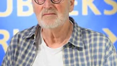 Herman Koch onthult Parkinson-diagnose: “Ik ben al een beetje gewend”