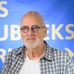 Herman Koch onthult Parkinson-diagnose: “Ik ben al een beetje gewend”