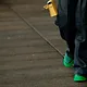 Groene suède sneakers nemen de herfst over: de nieuwe must‑have