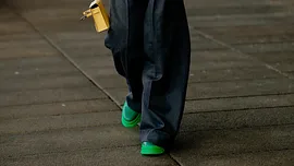 Groene suède sneakers nemen de herfst over: de nieuwe must‑have