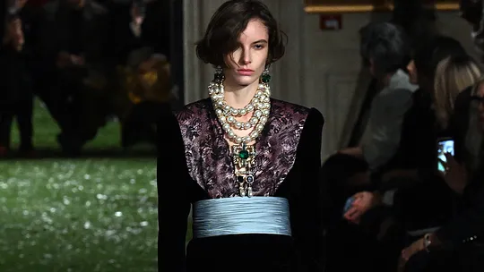 Van smoking tot streetstyle: de cummerbund maakt dit najaar een must‑have