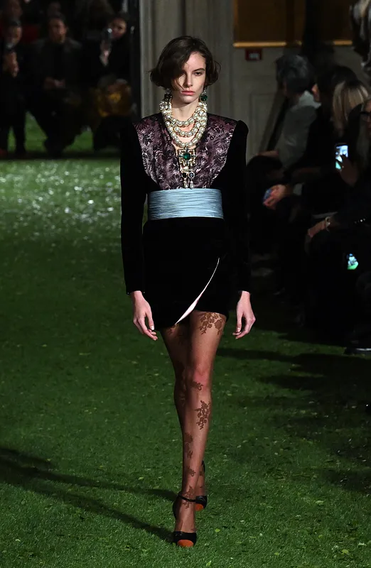 Van smoking tot streetstyle: de cummerbund maakt dit najaar een must‑have
