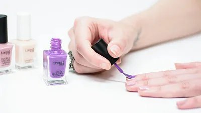 Dua Lipa draagt dé nageltrend van het moment