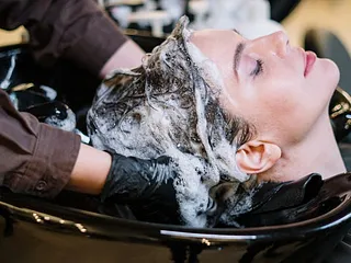 Jeukende hoofdhuid en haaruitval bij vrouwen: oorzaken en oplossingen